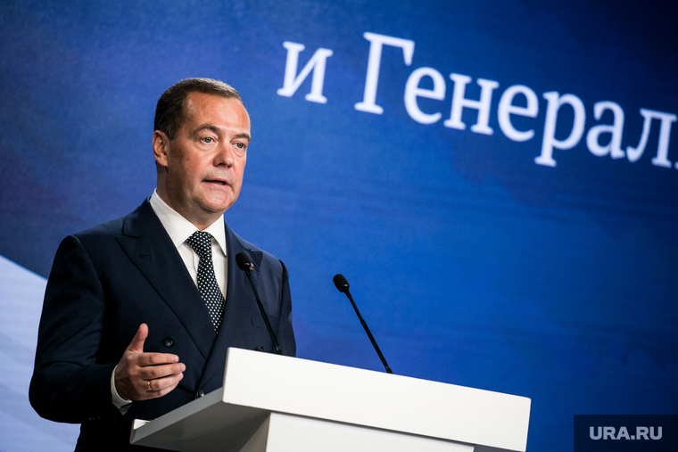 Медведев: России нужно снимать больше фильмов о войне