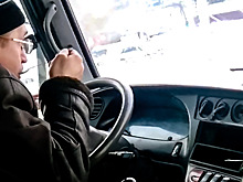 Как он это делает? Умелый маршрутчик из Орла вел автобус и обедал