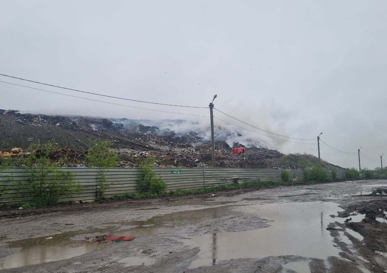 Роспотребнадзор взял пробы воздуха рядом с горящим мусорным полигоном в Новосибирске