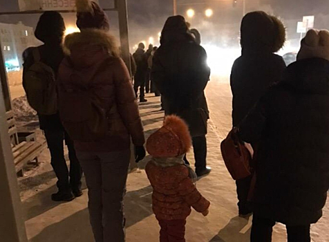 Автобус в час пик проехал мимо остановки с пассажирами в Кемерове