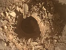 NASA показала крупным планом марсианскую «грязь» и 43-е отверстие для образцов