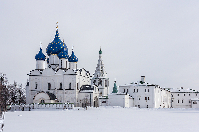 Начать осмотр города логично c Кремля. На его территории есть нескольких церквей, Архиерейские палаты и древний Рождественский собор, возведенный еще в XII веке.