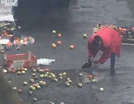 Погрузчик с фруктами перевернулся в грузовом дворе магазина «Пятерочка» на Козленской