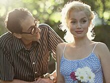 Фото: счастливая Ана де Армас на съёмках фильма про Мэрилин Монро