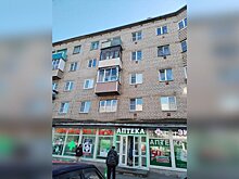 Школьник сбросил с балкона стекло и попал им в девочку в Старой Руссе