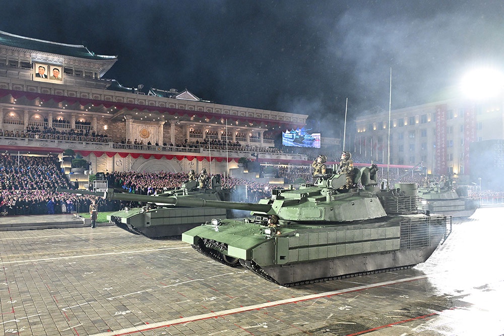 Загадочный предмет замечен на башне северокорейского танка в ходе парада