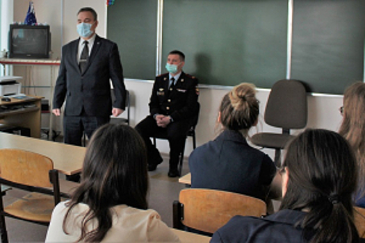 В Красноярском крае полицейские и общественники встретились с гимназистами полицейского класса