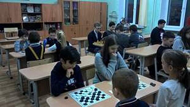 В школе № 806 прошли межрайонные соревнования по шашкам