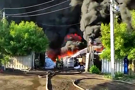 Мощный пожар на складе резины и пластика в российском городе сняли на видео