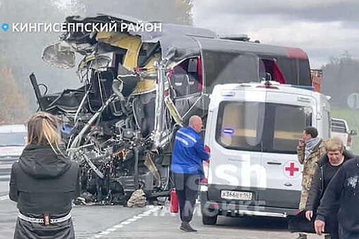 В Ленинградской области автобус столкнулся с "КамАЗом"