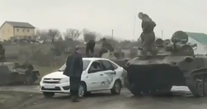 На Ставрополье Lada Granta столкнулась с бронемашиной (видео)