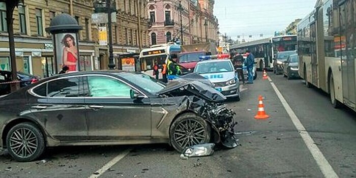 Один человек погиб и 4 пострадали в ДТП в Санкт-Петербурге