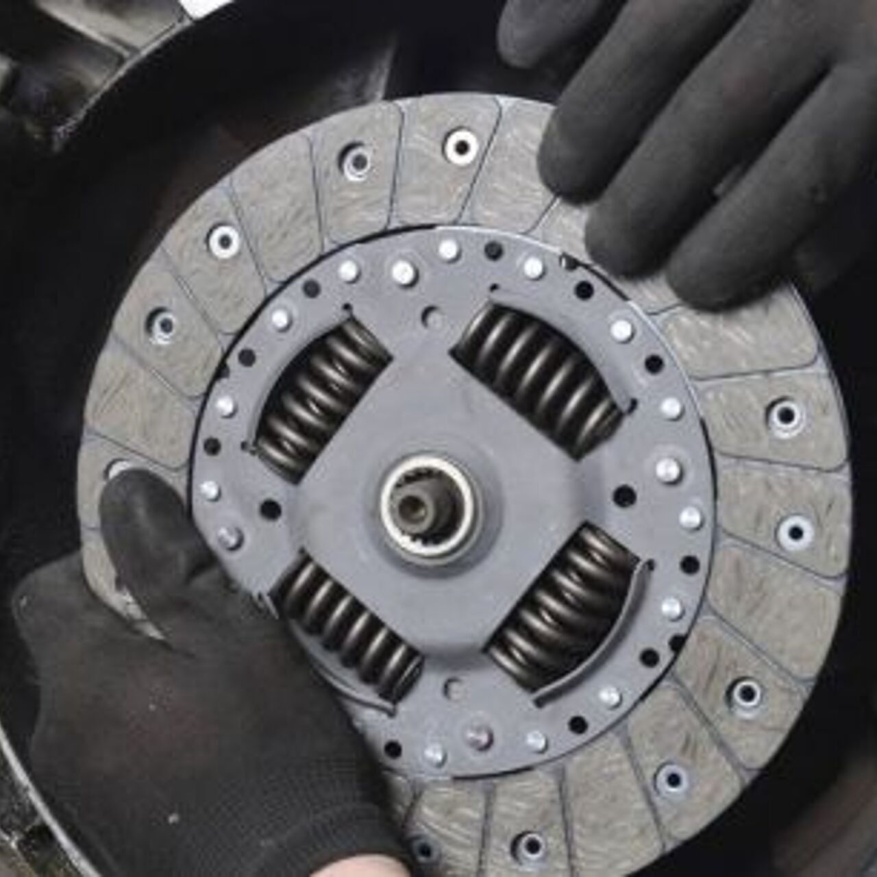 Мотокультиватор буксует сцепление. Буксует сцепление газ 33 0 7. Феродо сцепления калина 1. Причины сцепление пробуксовывает. Что значит сцепление буксует.