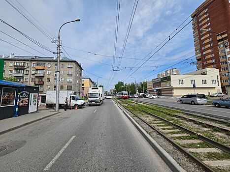 В Новосибирске 11-летний мальчик на самокате угодил под «Газель» на улице Учительской