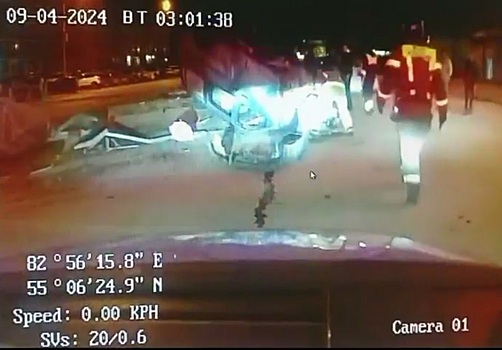 В Новосибирске парень без прав разбил угнанную Тойоту о металлическое ограждение