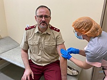 Защитить себя и близких: главный санврач Дона сделал прививку от гриппа