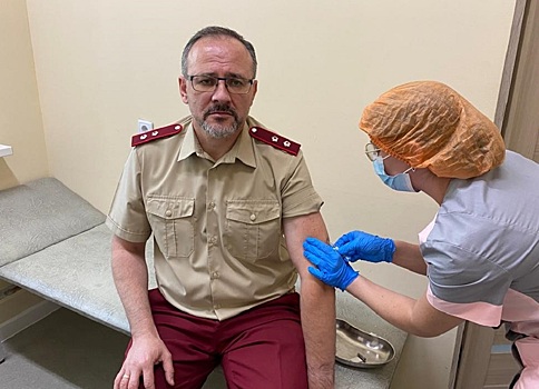 Защитить себя и близких: главный санврач Дона сделал прививку от гриппа