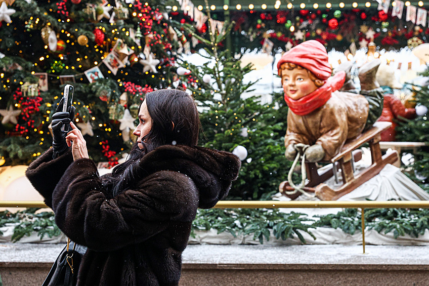 Люди на новогодней ярмарке на Манежной площади
