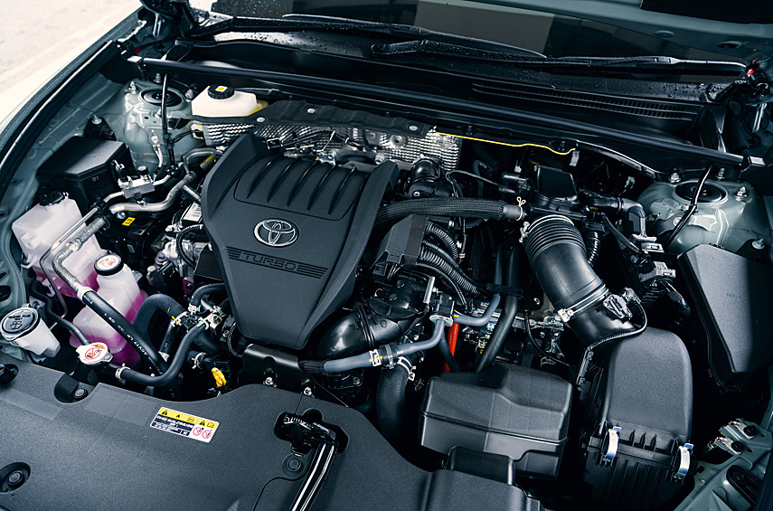 Гибридная система с «турбочетвёркой» 2.4 и шестиступенчатым автоматом Direct Shift выдаёт 349 лошадиных сил и 543 Нм. Полный привод E-Four Advanced перераспределяет крутящий момент между осями в соотношении от 70:30 до 20:80.