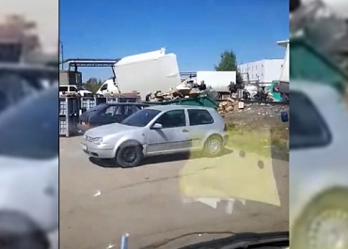 Поезд разорвал фуру на две части в Подмосковье