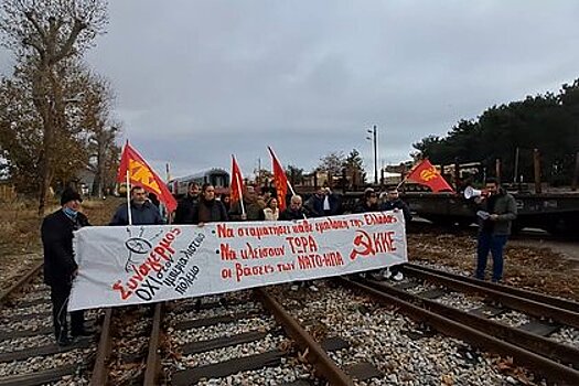 В Греции устроили акцию протеста у сошедшего с рельсов поезда с техникой НАТО