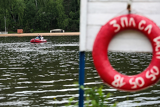 Мужчину и двух детей во время прогулки на лодке унесло в море