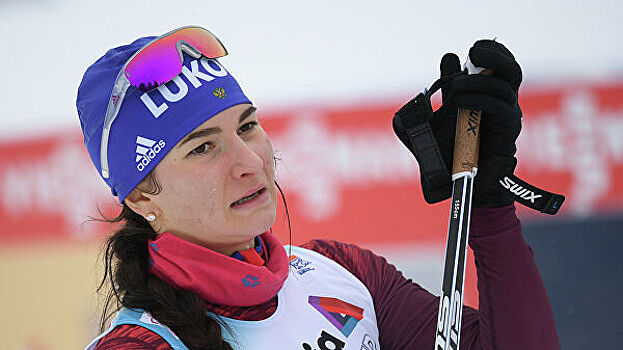 Российская лыжница Непряева упала во время гонки и получила травму руки
