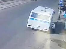 Автобус протащил по асфальту зажатую дверьми пенсионерку