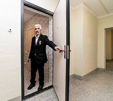В Оренбурге врачу-ветерану и герою СВО вручили новую квартиру