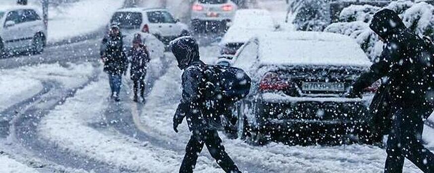 В Сочи ночной снегопад стал причиной пробок, ДТП на дорогах и энергоаварий — Видео