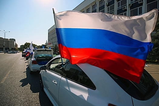 Известные артисты поздравили россиян с Днем флага