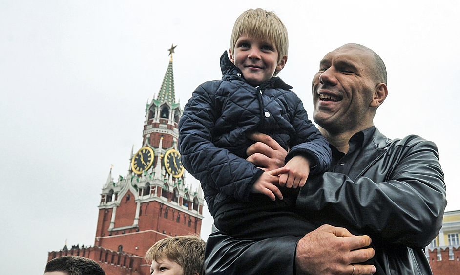 Николай Валуев с детьми на военном параде на Красной площади, посвященном 67-й годовщине победы в Великой Отечественной войне, 2012 год