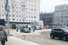 Иномарка снесла шлагбаум на парковке площади Горького
