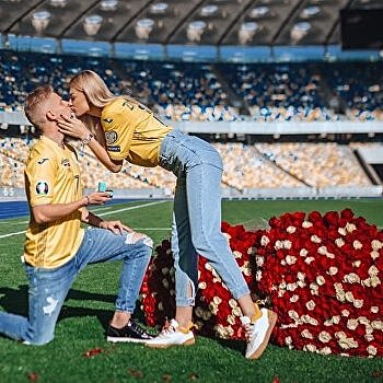 «Главное "да" в моей жизни»: известный футболист устроил шоу со страстным поцелуем на киевском стадионе