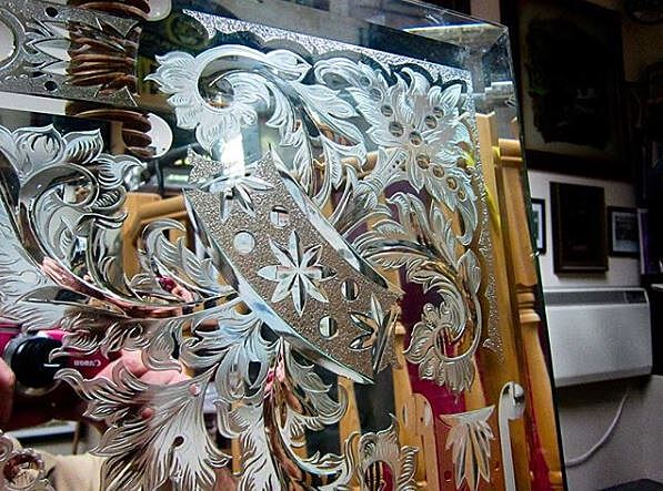 Никакой магии, только химия: британский художник показал, как вручную создает зеркала