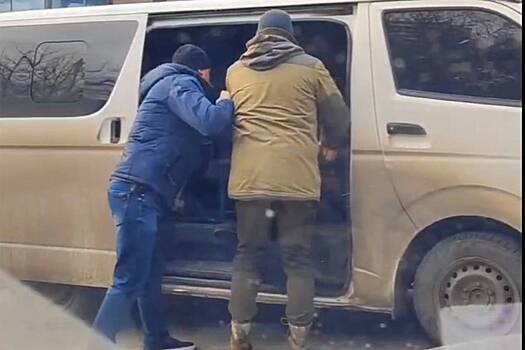 Люди в военной форме похитили мужчину с улицы в Харькове и попали на видео