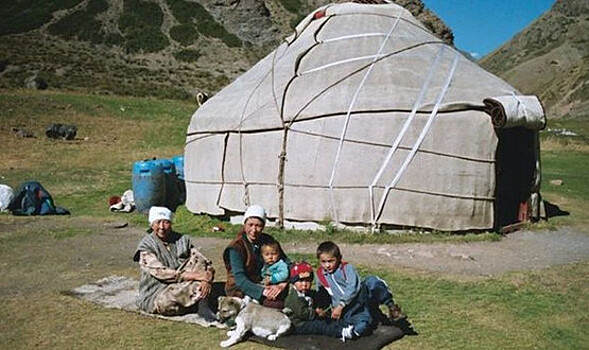Этническим киргизам на Памир доставили гумпощь