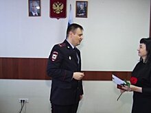 В Пензе полицейские поздравили женщин с праздником