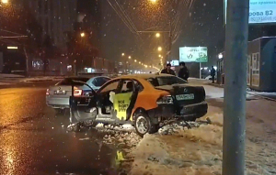 В Новосибирске следователем подразделения полиции возбуждено уголовное дело по факту ДТП, в котором пострадали шесть человек