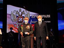Валерий Радаев наградил железнодорожника Сергея Бойко знаком «За любовь к родной земле»