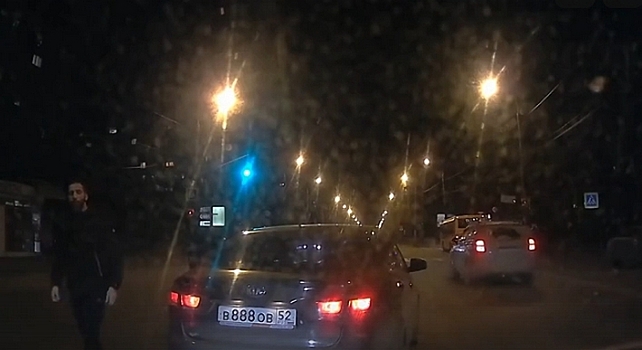 «Пап, успокойся!» Трое водителей с детьми поскандалили на дороге в центре Соромова