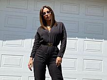 «Будто из-под венца сбежала»: Лорак в белом платье-бюстье с рюшами похвасталась букетом цветов