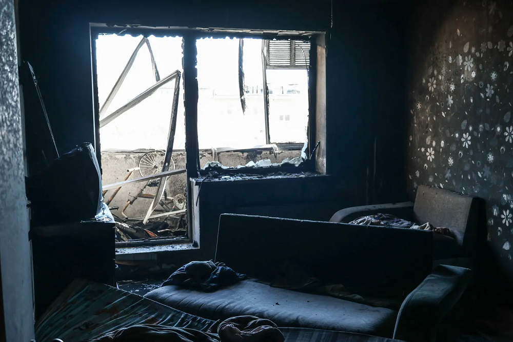 Пермские спасатели вытащили мальчика из дивана в горящей квартире