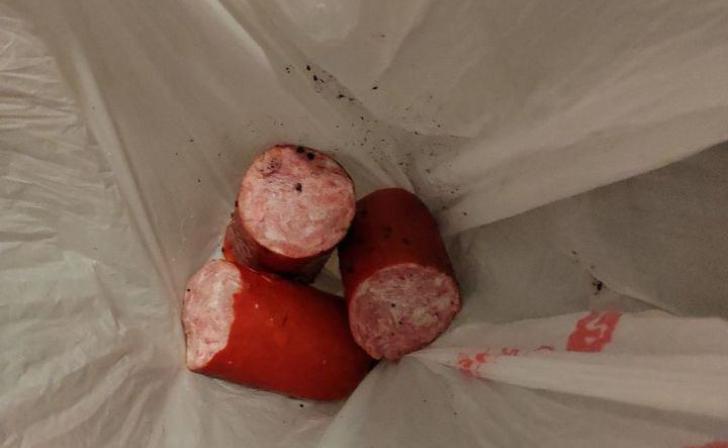 Куряне написали заявление в полицию из-за выброшенной из окна котелки мерзлой колбасы