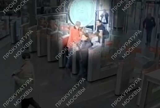 Безбилетный пассажир разбил турникет в московском метро и попал на видео