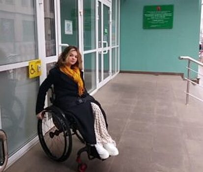 Подросток-инвалид пожаловался на подаренную коляску, которой нельзя пользоваться без рук