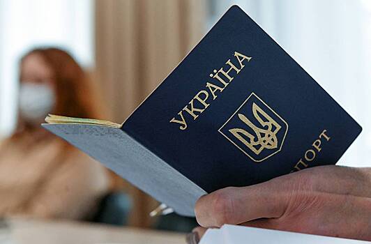 В офисе Зеленского заявили о начале выдачи паспортов украинским мужчинам за границей