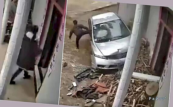 Женщина чудом не угодила под автомобиль на пороге своего жилища