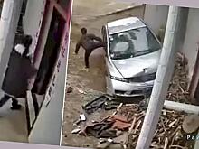 Женщина чудом не угодила под автомобиль на пороге своего жилища