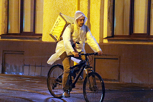 В курьеры вместо карьеры: почему все больше людей с высшим образованием выбирают неквалифицированный труд